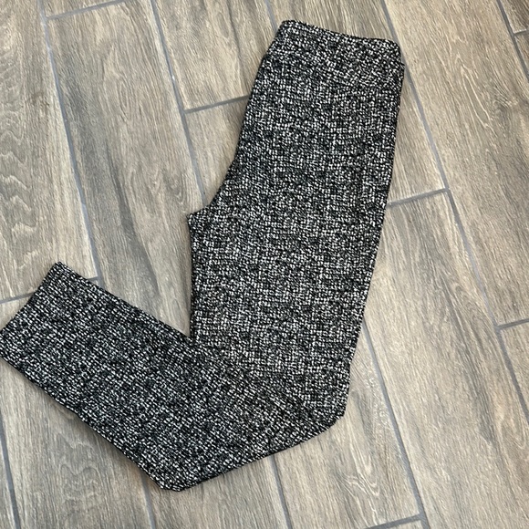 INC International Concepts Pants - INC International Concepts Monochrome Stretch Skinny Pants size 6P.